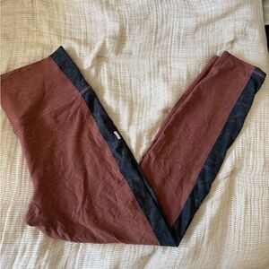 Vuori Two-Tone Leggings in Rust and Charcoal